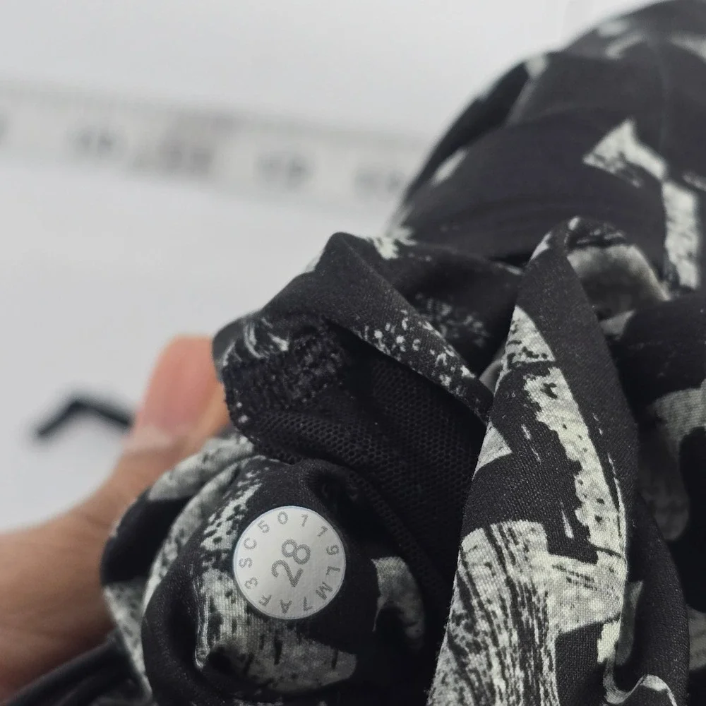 Lululemon Men's swim Shorts Black Abstract Print Drawstring Waist‎ Size 28